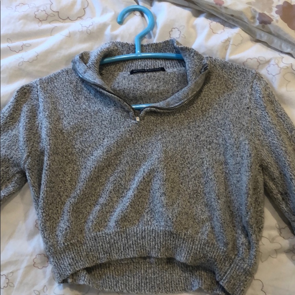 Brandy. Grey cropped sweater.
